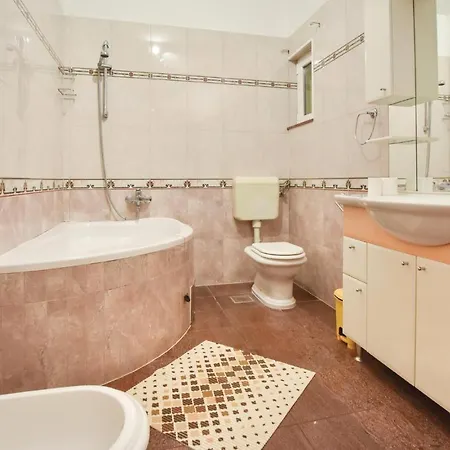 Lovely In With Wifi Holiday home